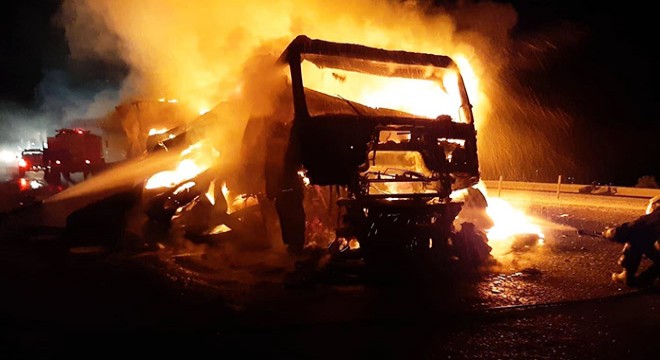 Muğla'da seyir halindeki TIR, alev alev yandı