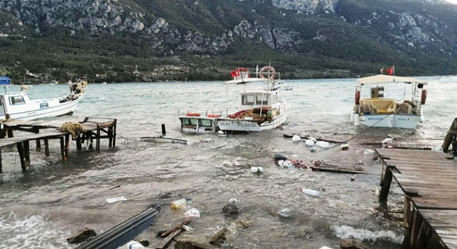 Muğla da şiddetli rüzgarda iskeleler parçalandı