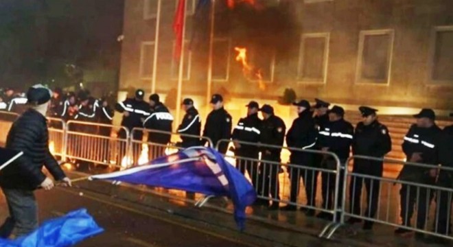 Muhaliflerden hükümet binasına  molotoflu  saldırı