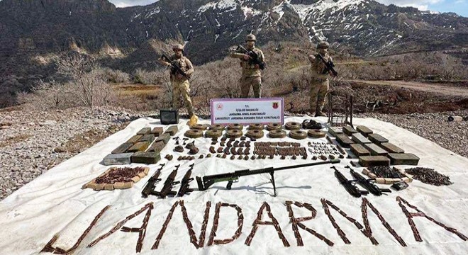 Mühimmat dolu sığınak imha edildi
