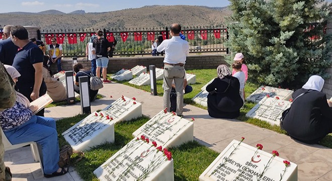 Mühimmat deposundaki patlamada şehit olan askerler anıldı