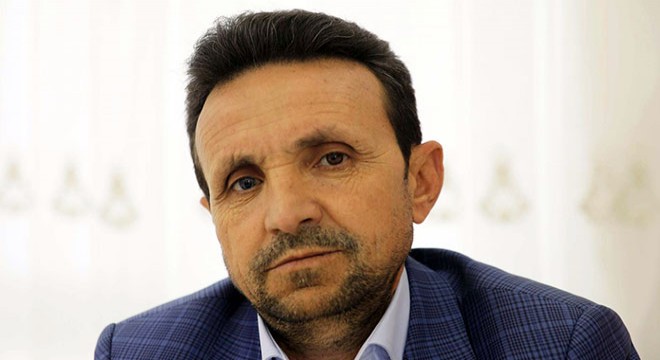 Muhtar, biri mavi, diğeri kahverengi gözleriyle dikkat çekiyor