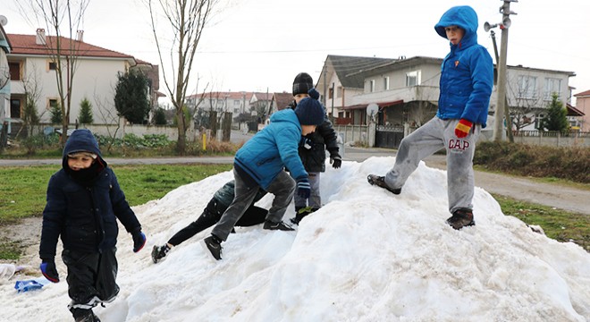 Muhtar, çocuklar için yayladan kar getirtti