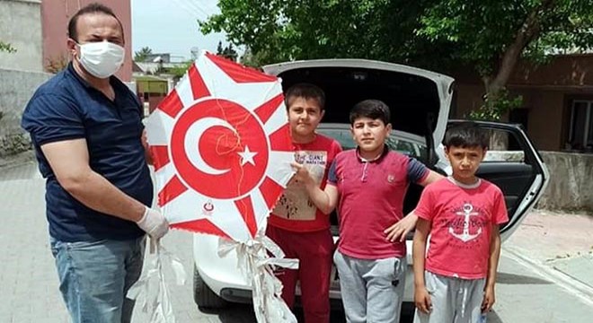 Muhtar, çocuklara uçurtma dağıttı