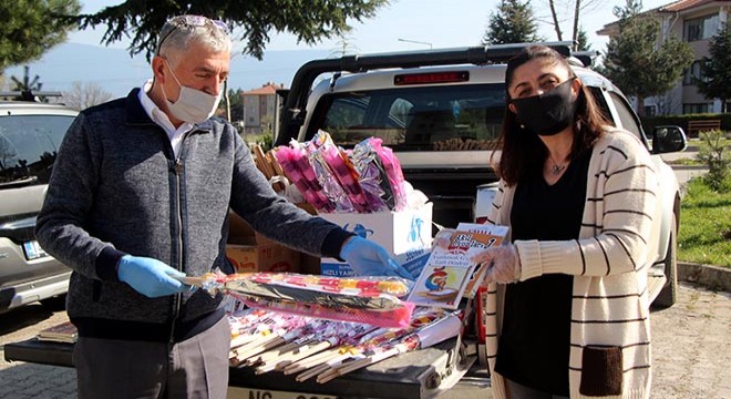 Muhtar, evlerde kalan çocuklara kitap ve uçurtma dağıttı
