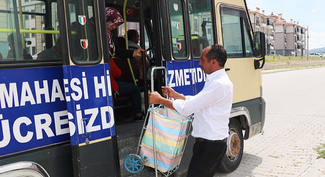 Muhtar, mahalleliyi ücretsiz pazara taşıyor