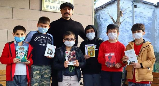 Muhtardan çocuklara kitap bağışı