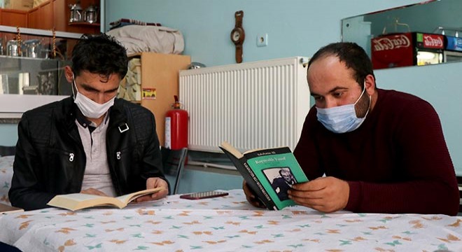 Muhtardan kahvede 'kitap okuma' etkinliği