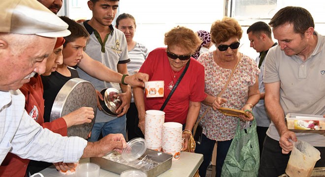 Muhtardan mahalleliye aşure