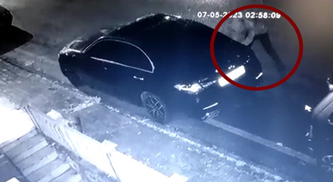 Muhtarın aracına zarar verdi