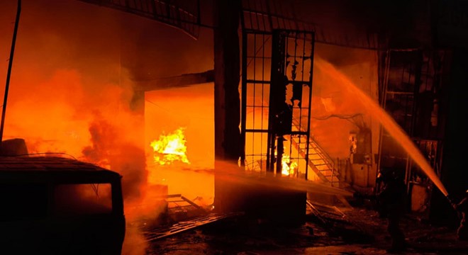 Mühürlenen boya imalathanesinde yangın