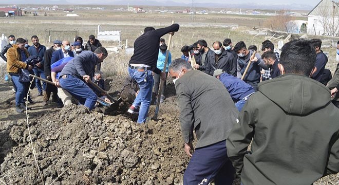 Murat Nehri’nde cansız bedeni bulunan Zeynel, toprağa verildi