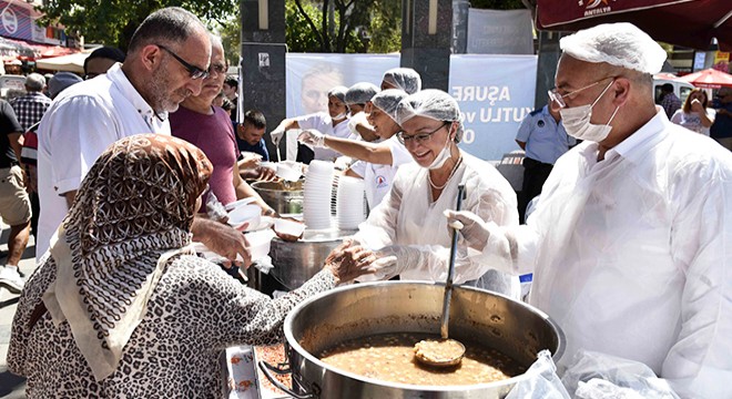Muratpaşa aşure dağıttı