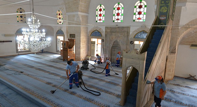 Muratpaşa'da cami ve mescitlere düzenli bakım