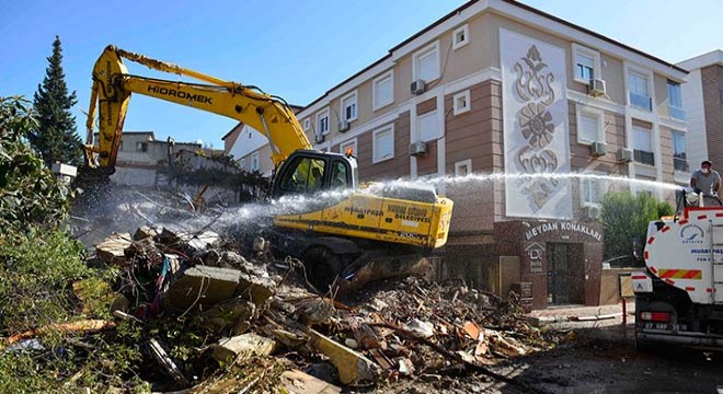 Muratpaşa'da kaçak metruk bina yıkıldı