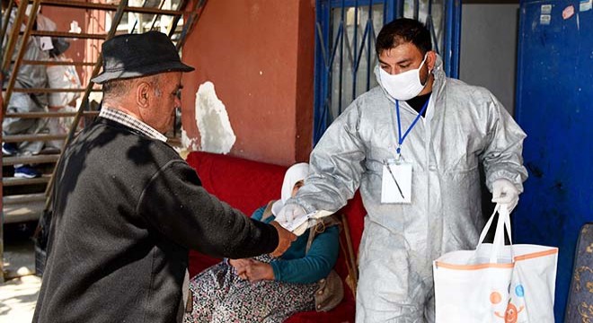 Muratpaşa'da maske dağıtımı devam ediyor