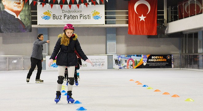 Muratpaşa'dan ücretsiz buz pateni kursu