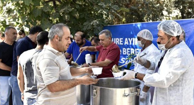 Muratpaşa 3 camide aşure dağıttı