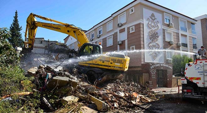 Muratpaşa da kaçak metruk bina yıkıldı