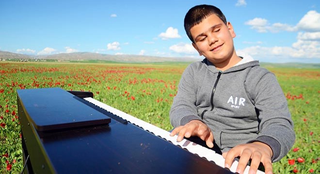 Muş Ovası'nda piyano resitali