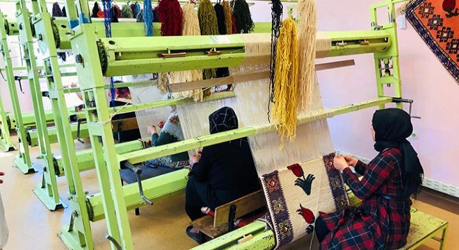 Muş lalesini ilmek ilmek halıya dokuyorlar