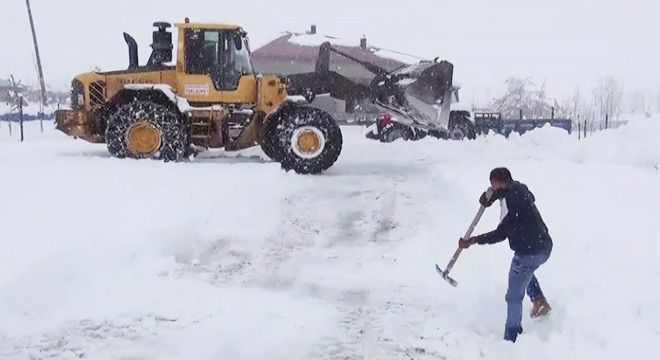 Muş’ta köy yollarında karla mücadele