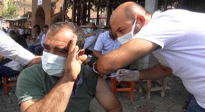 Muş'ta sağlıkçılar kahveleri gezerek aşı yaptı