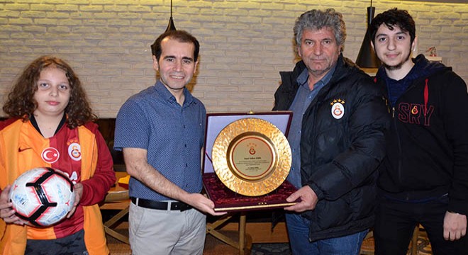 Muslera'nın idman topunu alan iş insanına plaket