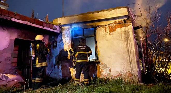 Müstakil ev, yangında kullanılmaz hale geldi