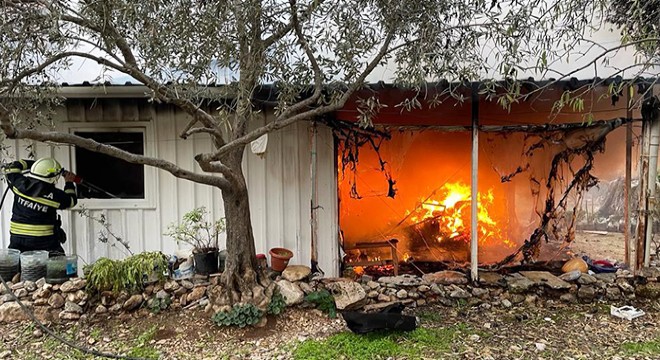 Müstakil ev, yangında kullanılamaz hale geldi