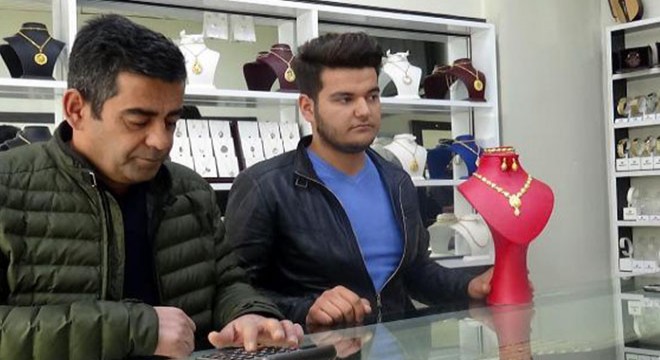 Müşteri gibi gelip, bilezik çaldılar
