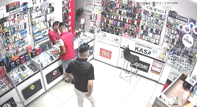 Müşteri gibi girdikleri telefoncudan hırsızlık yaptılar