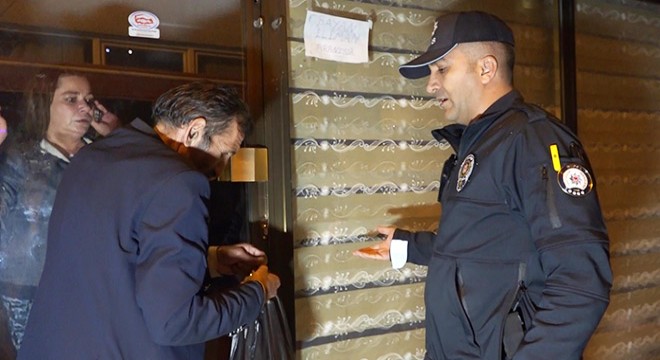 Müşteri içerideyken, çay ocağını kilitleyip gitti