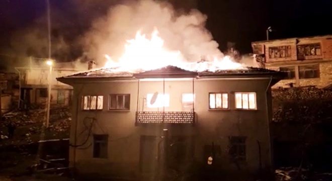 Mutfakta başlayan yangın evi küle döndürdü