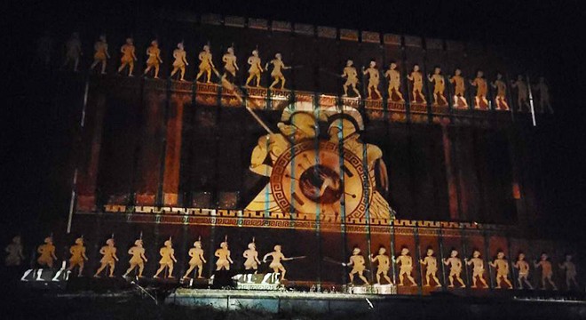 Müze duvarında Troya efsanesi gösterimi