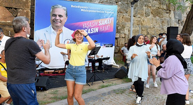 Müzik, Antalya sokaklarında
