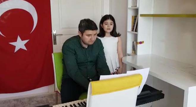 Müzik öğretmeni, kızıyla '23 Nisan' şarkısı yazdı