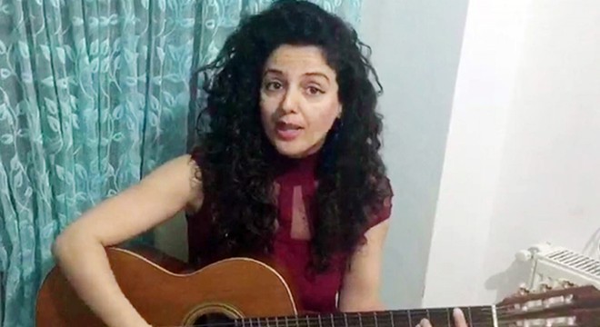 Müzik öğretmeni öğrencileri için şarkı besteledi