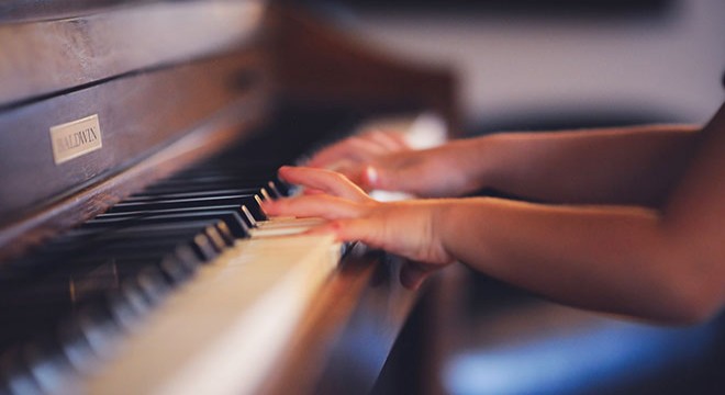 Müzik aleti çalmak beyni yaşlanmaya karşı koruyor
