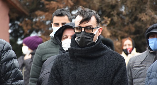 Müzisyen Cem Adrian, babasını son yolculuğuna uğurladı