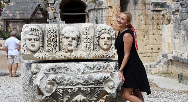 Myra Antik Kenti'ndeki tiyatro maskları fotoğraf stüdyosu gibi