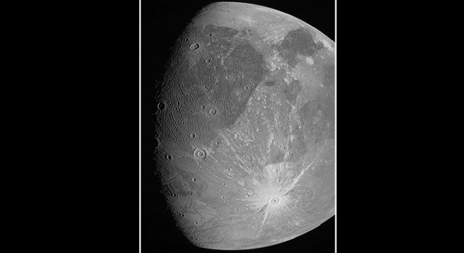 NASA, Jüpiter’in uydusunun yakın mesafeden çekilen fotoğraflarını yayınladı