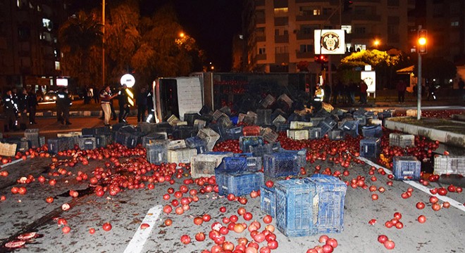 Nar yüklü kamyon kavşakta devrildi: 4 yaralı