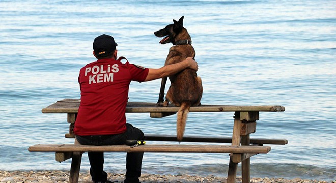 Narkotik köpeği 'Çayra' emekli oldu