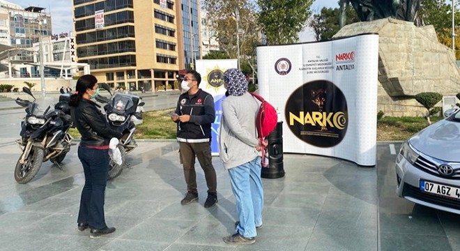 Narkotim ekipleri hem yakalıyor, hem eğitiyor