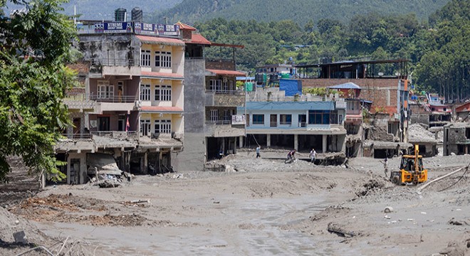 Nepal'deki selde can kaybı 1377'ye yükseldi