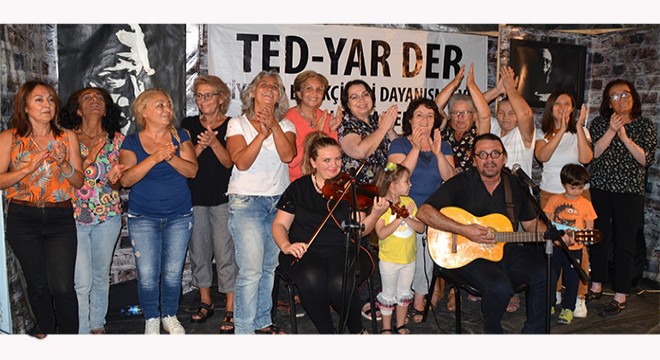Neşeli şarkılarla mini konser