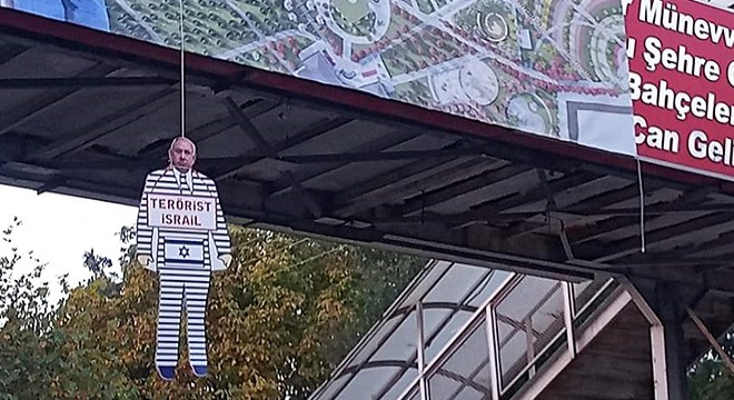 Netanyahu'nun maketini üst geçide astılar