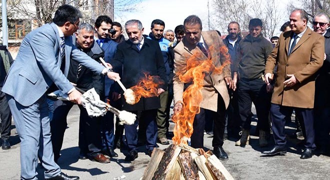 Nevruz ateşinden atlayıp, yumurta tokuşturdular