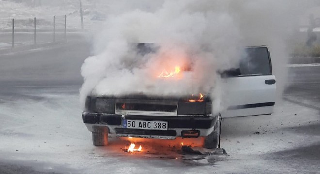 Nevşehir'de seyir halindeki otomobil yandı